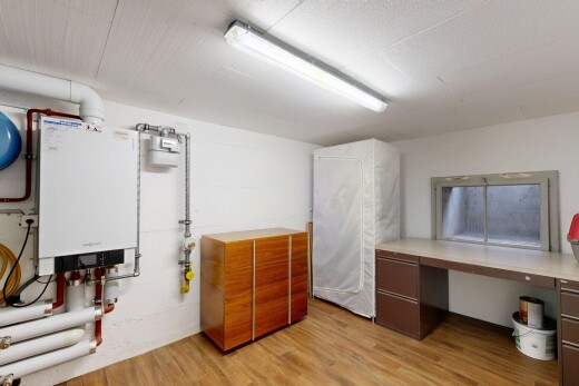 innenraum mit light floor, inside property, wasserkocher, bürobereich, und holzfußboden