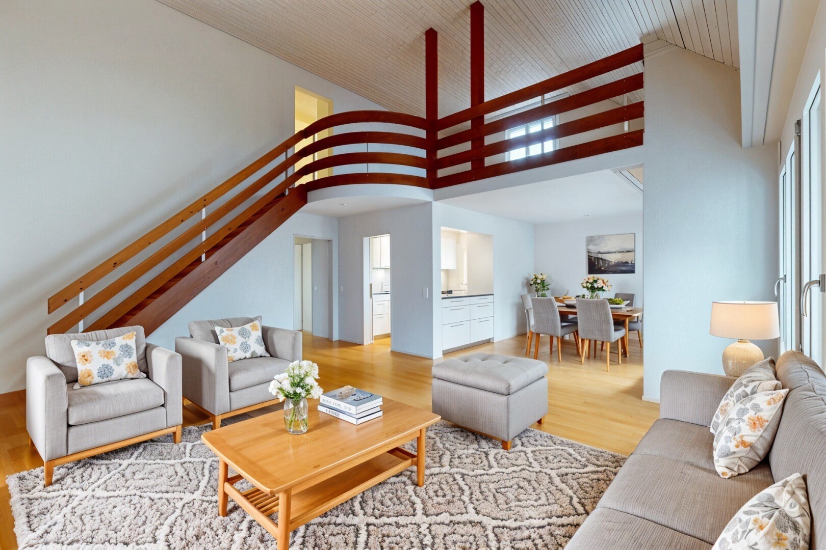 wohn- / esszimmer mit inside property, gipskartonwand, drywall, holzfußboden, und wood finish floor