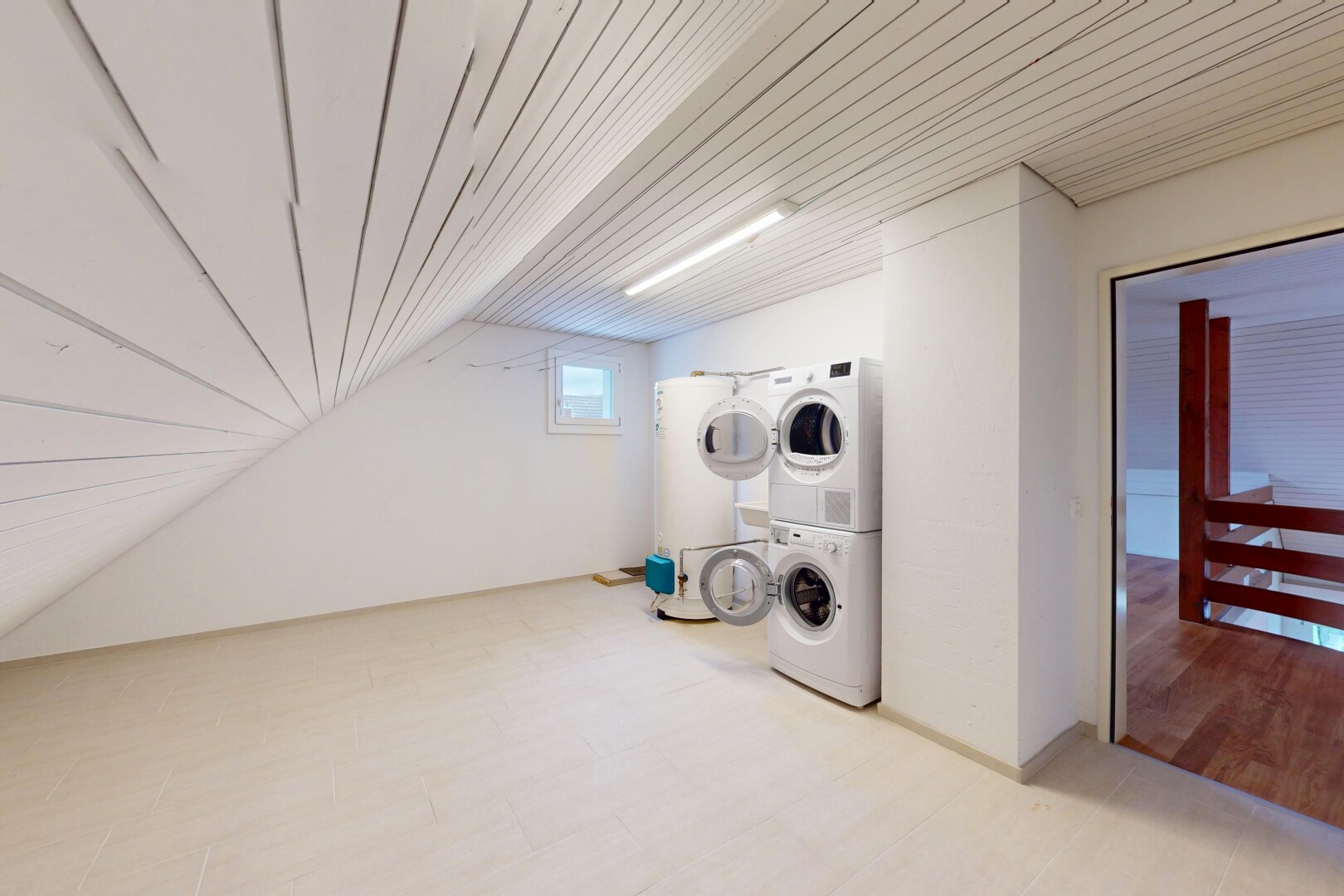 wäschekammer mit waschturm, natürliches licht, natural light, gipskartonwand, und drywall