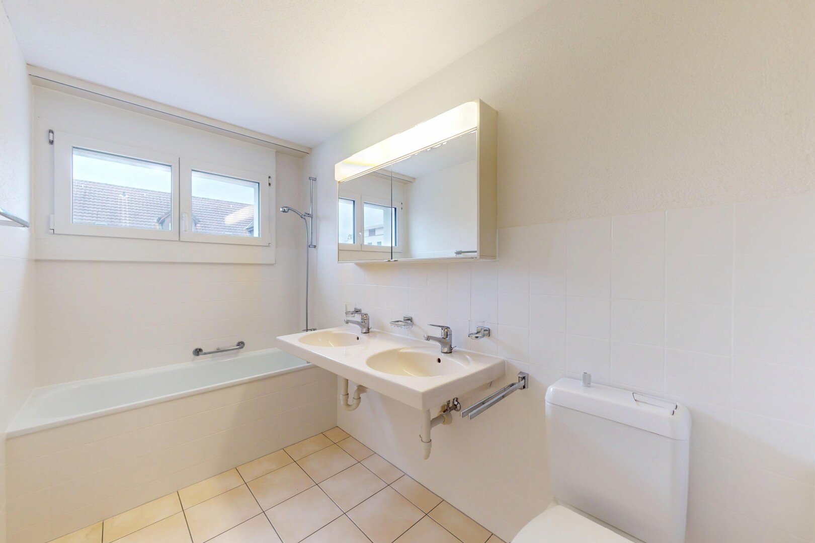 bad mit toilette, natürliches licht, natural light, spiegel, und inside property