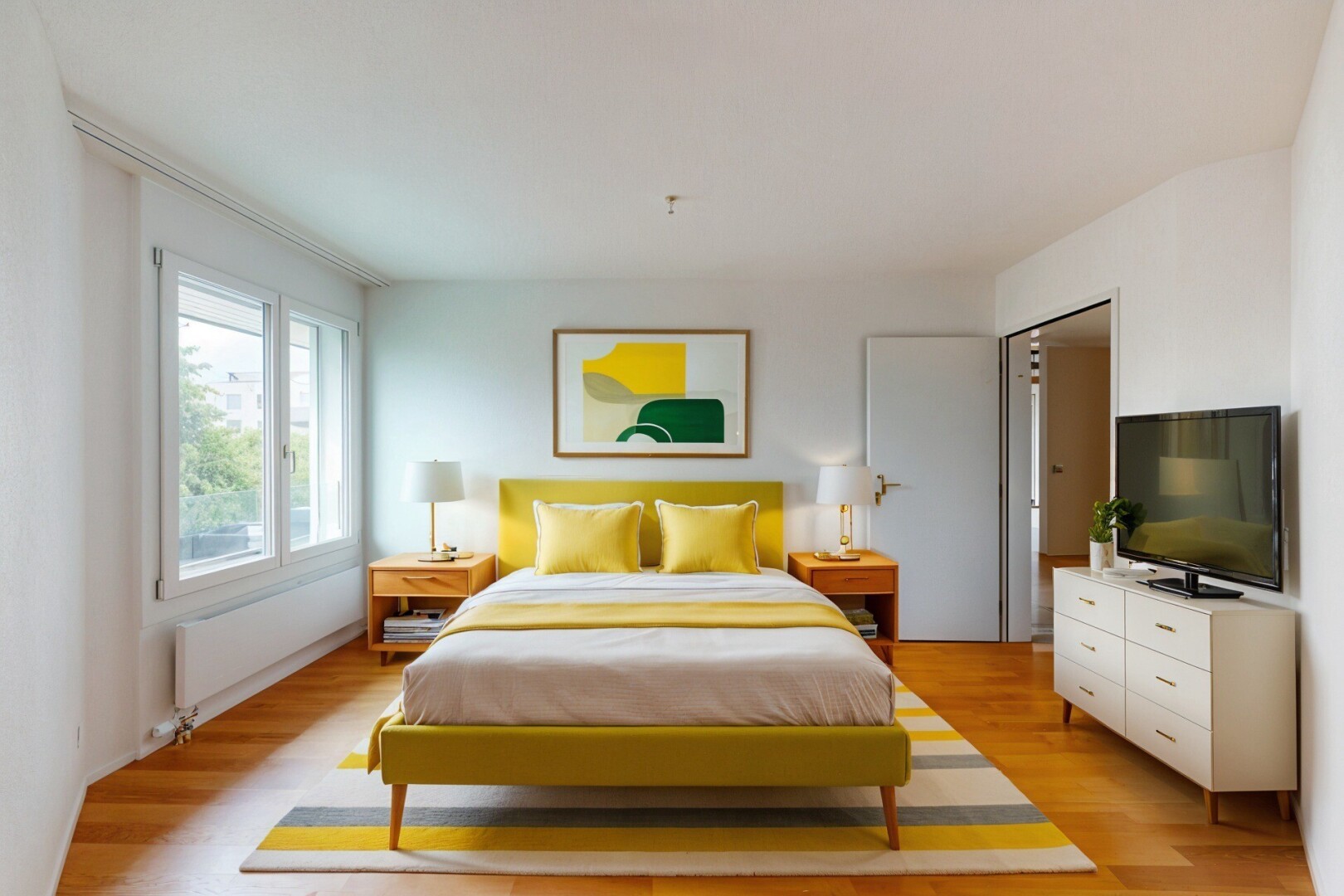 zimmer / schlafzimmer mit fernseher, inside property, kühler, natürliches licht, und natural light