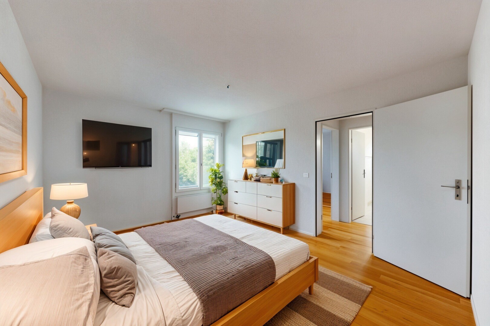 zimmer / schlafzimmer mit fernseher, inside property, natürliches licht, natural light, und holzfußboden