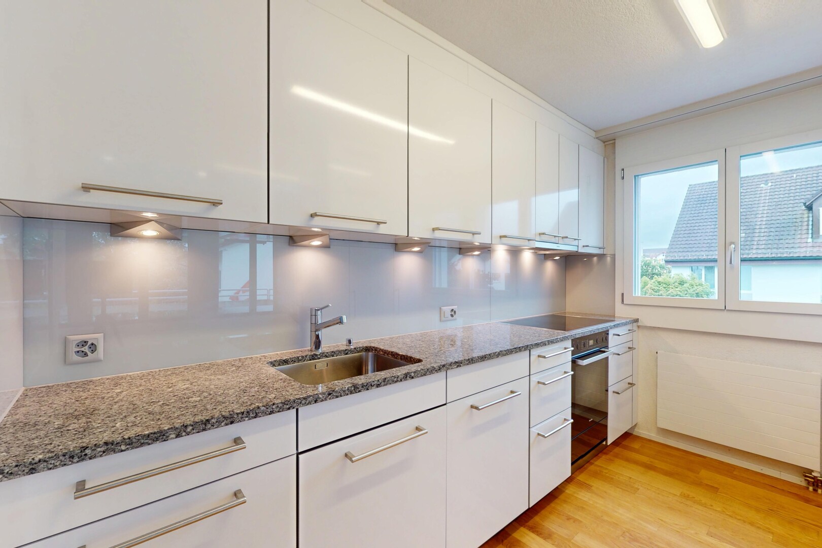 küche mit waschbecken, natürliches licht, natural light, inside property, und stein arbeitsplatten