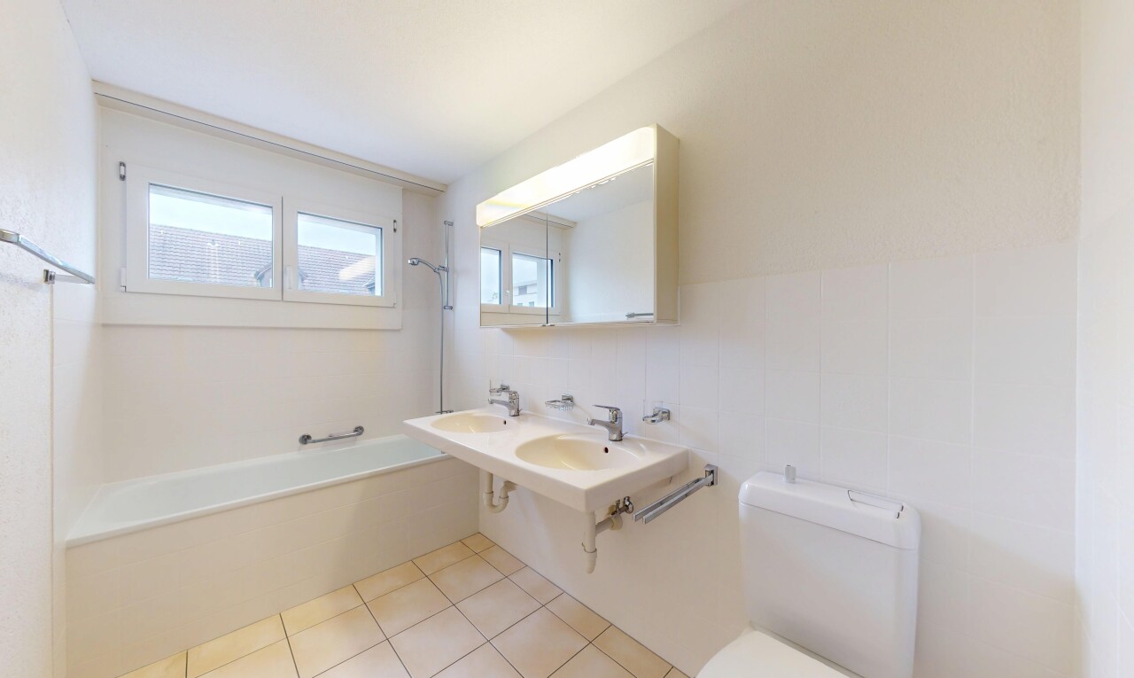 bad mit toilette, natürliches licht, natural light, spiegel, und inside property