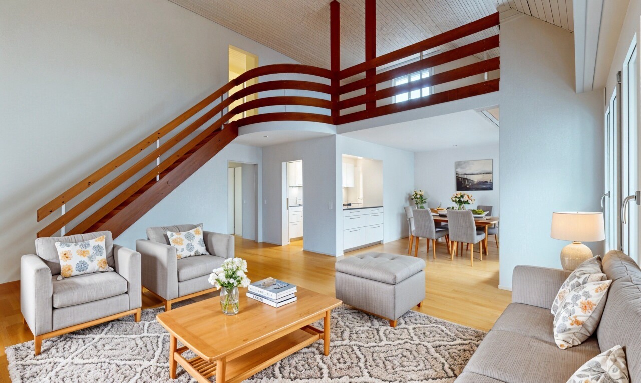 wohn- / esszimmer mit inside property, gipskartonwand, drywall, holzfußboden, und wood finish floor