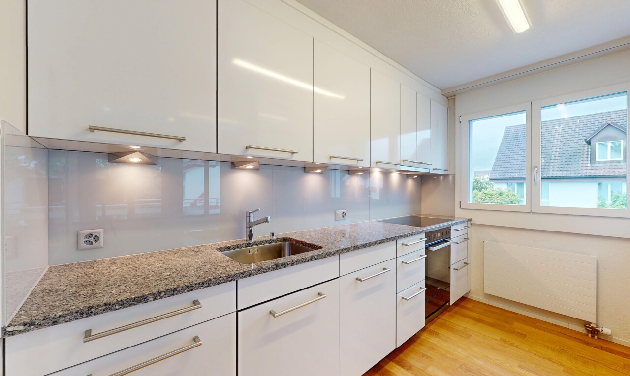 küche mit waschbecken, natürliches licht, natural light, inside property, und stein arbeitsplatten