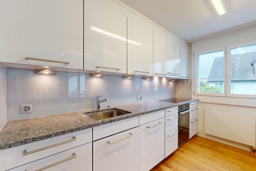 küche mit waschbecken, natürliches licht, natural light, inside property, und stein arbeitsplatten