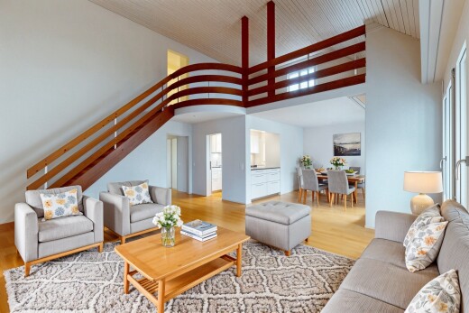 wohn- / esszimmer mit inside property, gipskartonwand, drywall, holzfußboden, und wood finish floor