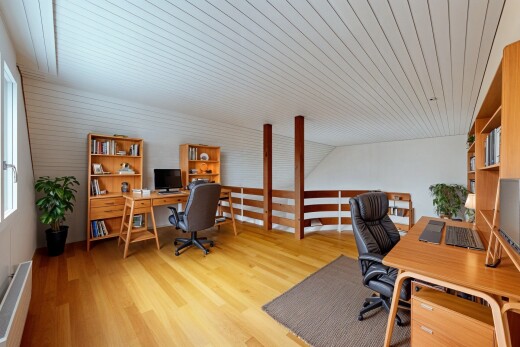 büro mit fernseher, holzfußboden, wood finish floor, bürobereich, und inside property