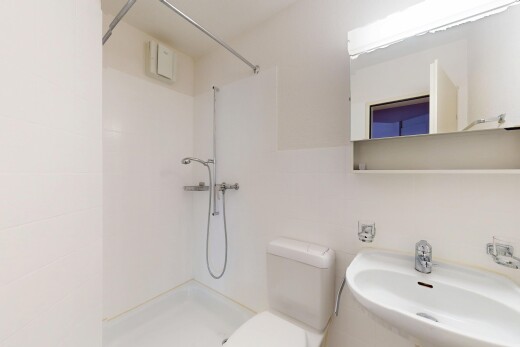 bad mit waschbecken, dusche, spiegel, toilette, und komplettes badezimmer