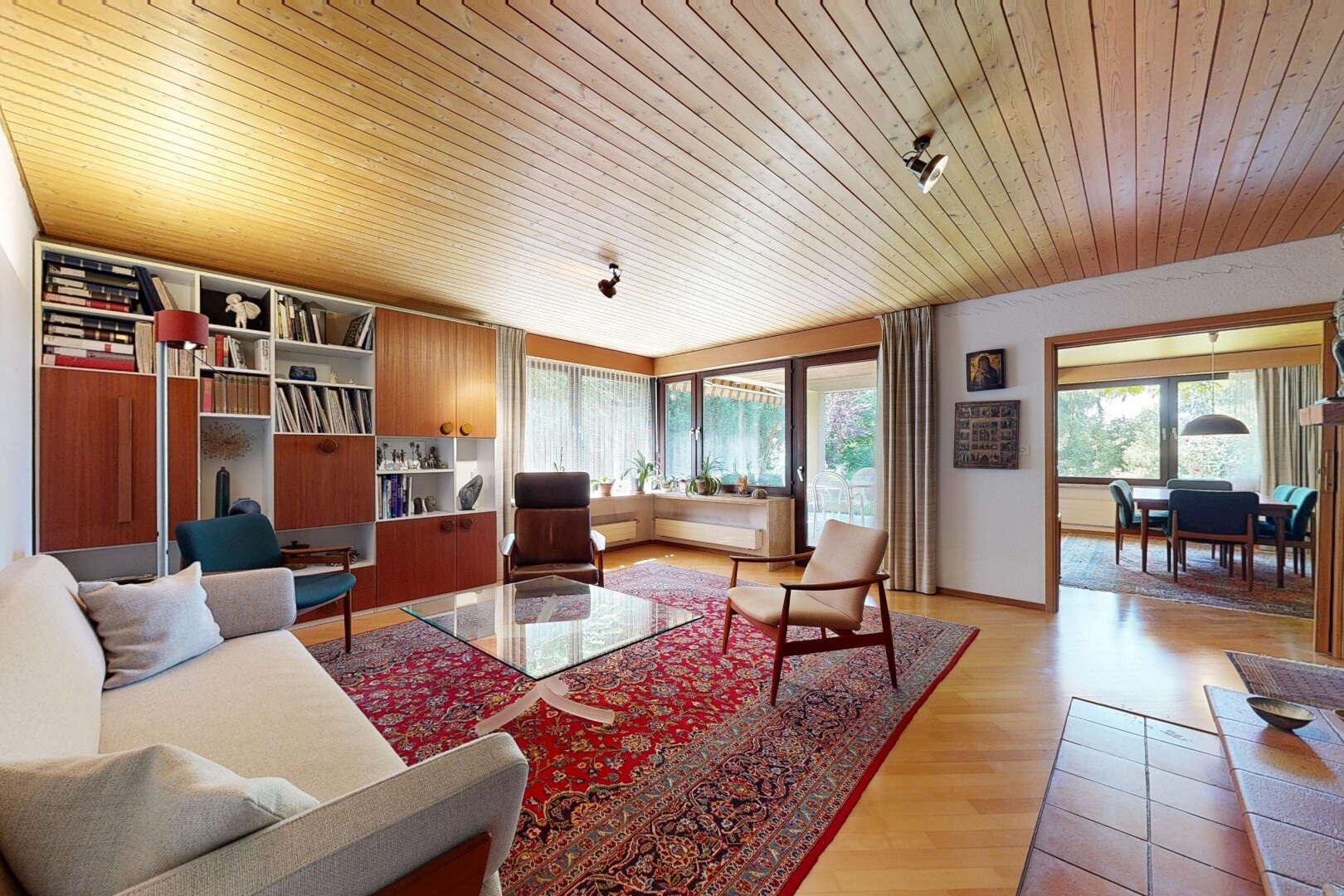 wohnzimmer mit inside property, holzfußboden, wood finish floor, holzdecke, und wood ceiling