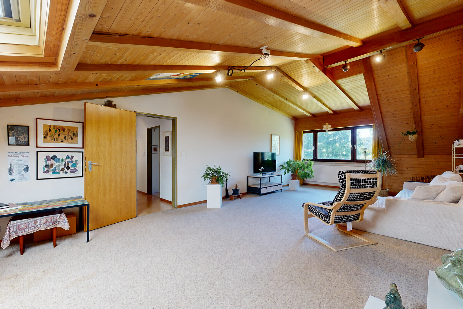wohnzimmer mit deckenbeleuchtung, track lighting, balkendecke, beamed ceiling, und inside property