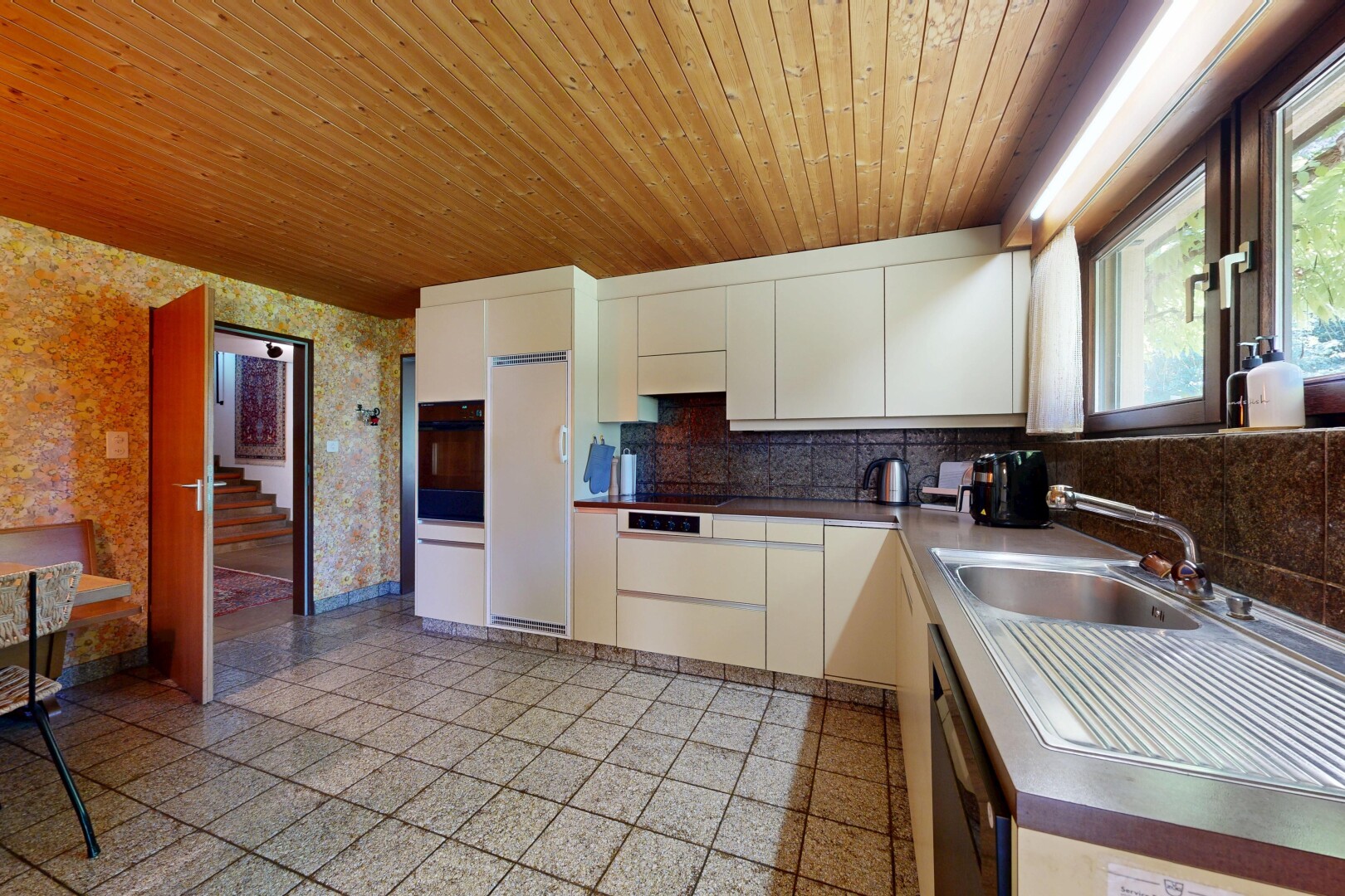 küche mit inside property, tapetenwand, wallpaper wall, ofen, und granite tile