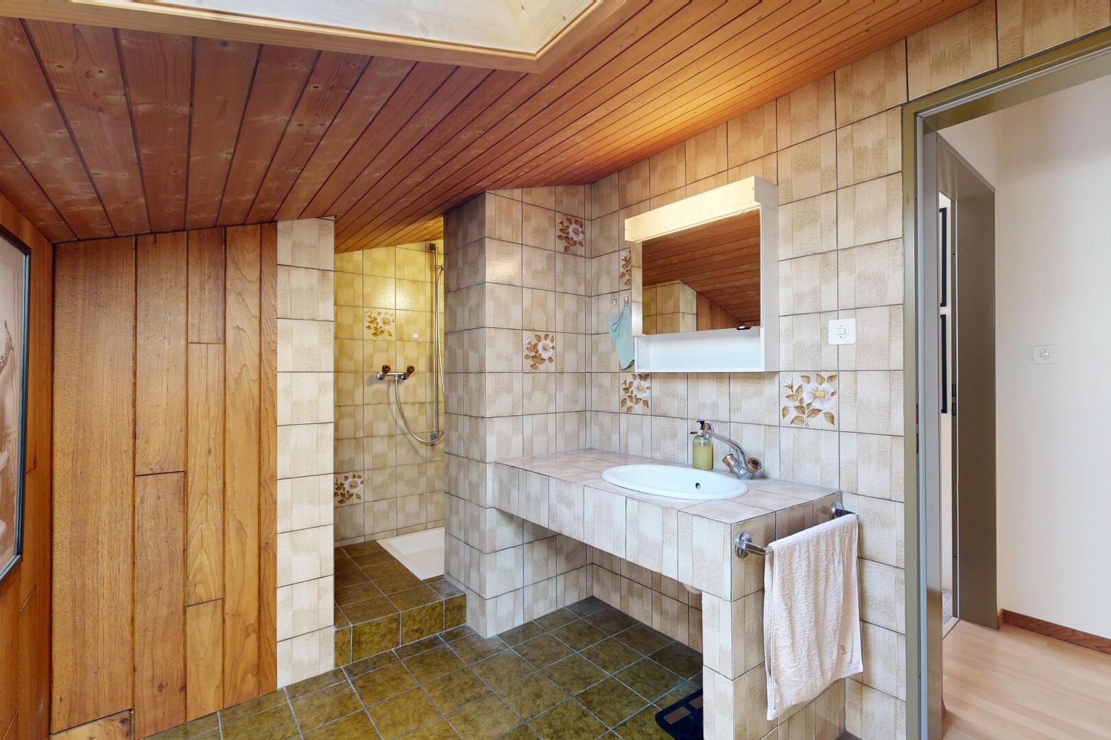 bad mit spiegel, dusche, komplettes badezimmer, holzdecke, und wood ceiling