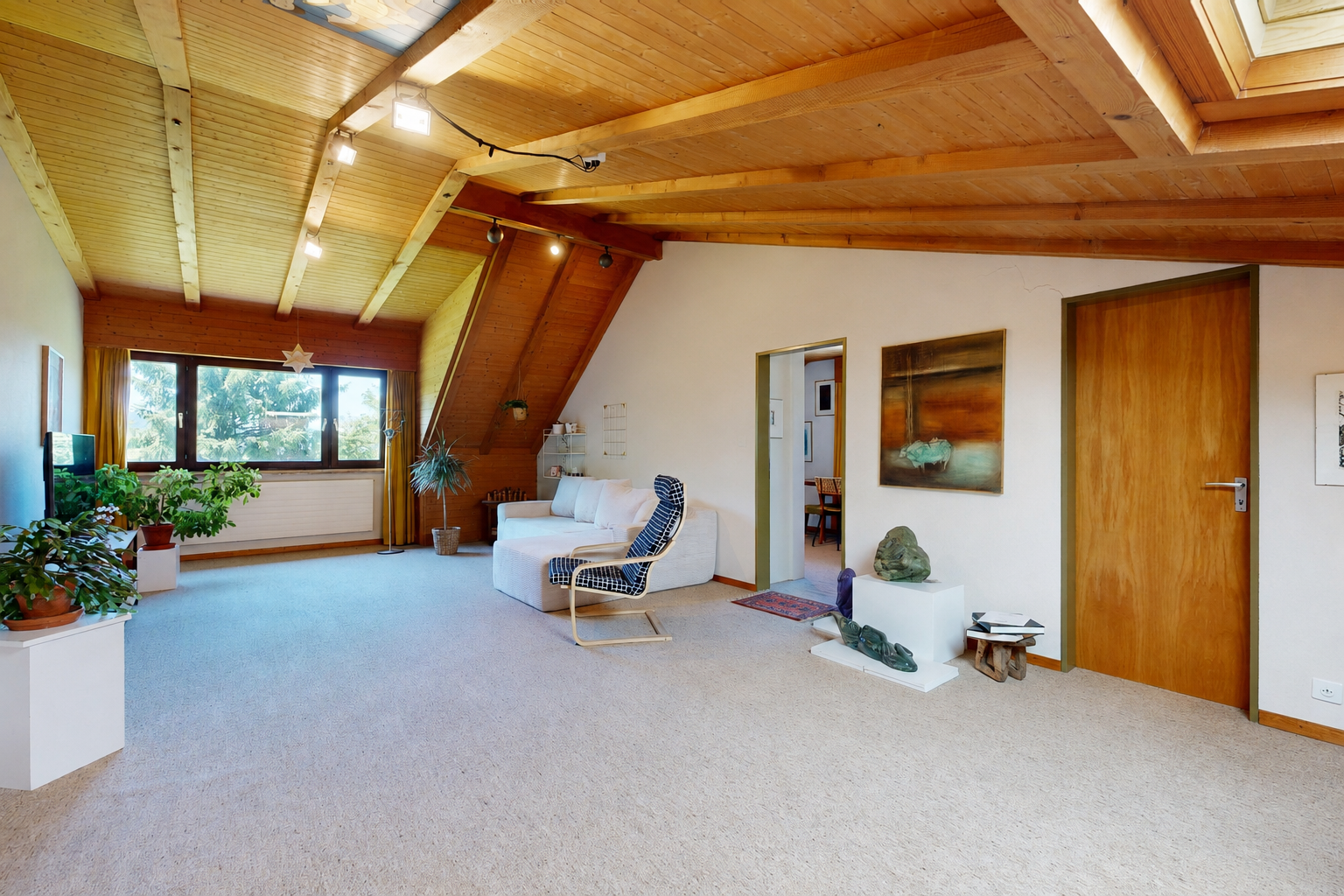 wohnzimmer mit inside property, teppich, carpet, holzdecke, und wood ceiling
