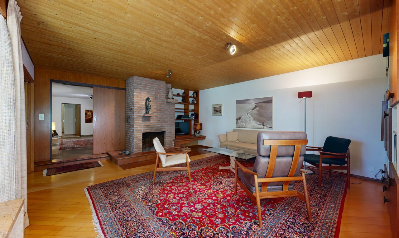 wohnzimmer mit inside property, holzfußboden, wood finish floor, kamin, und gipskartonwand