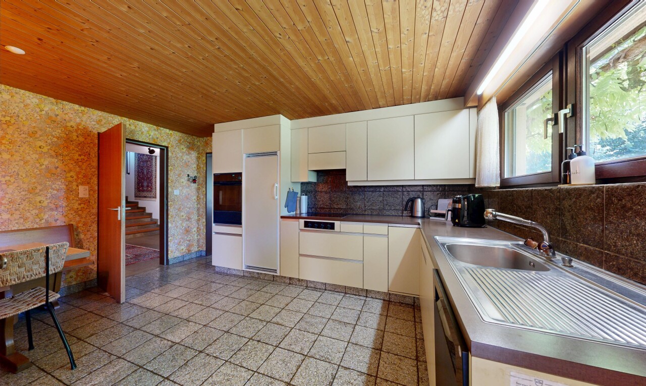 küche mit inside property, tapetenwand, wallpaper wall, ofen, und granite tile