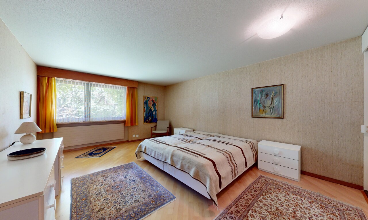 zimmer / schlafzimmer mit holzfußboden, wood finish floor, inside property, light floor, und natürliches licht