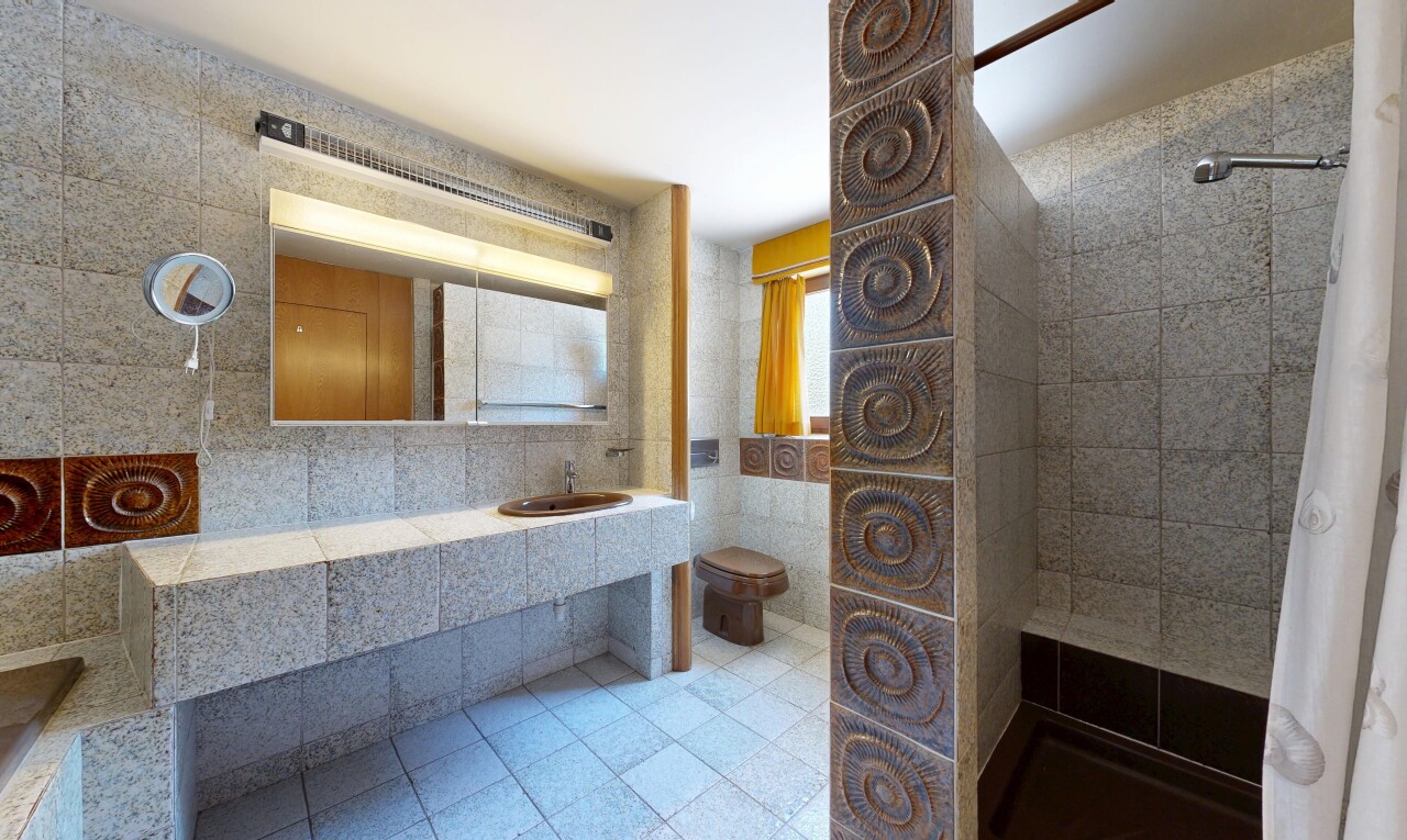 bad mit fliesenwand, tile wall, komplettes badezimmer, schminktisch, und dusche