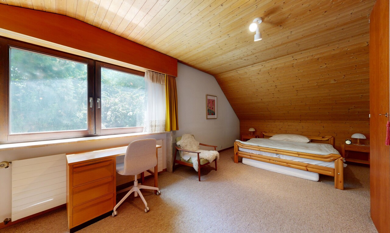 zimmer / schlafzimmer mit dachschräge, vaulted ceiling, holzdecke, wood ceiling, und teppich