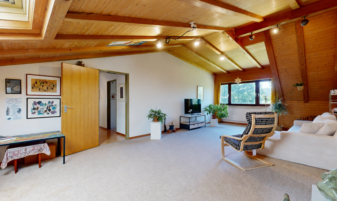 wohnzimmer mit deckenbeleuchtung, track lighting, balkendecke, beamed ceiling, und inside property
