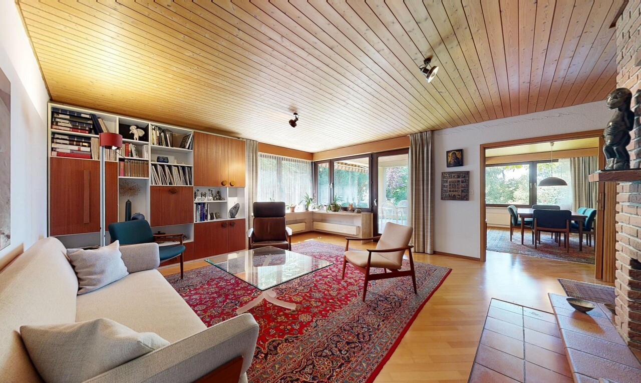 wohnzimmer mit inside property, holzfußboden, wood finish floor, holzdecke, und wood ceiling