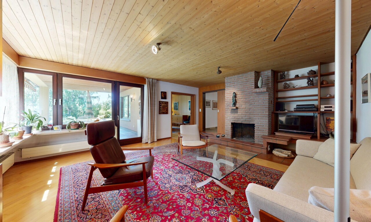 wohnzimmer mit holzdecke, wood ceiling, inside property, natürliches licht, und natural light