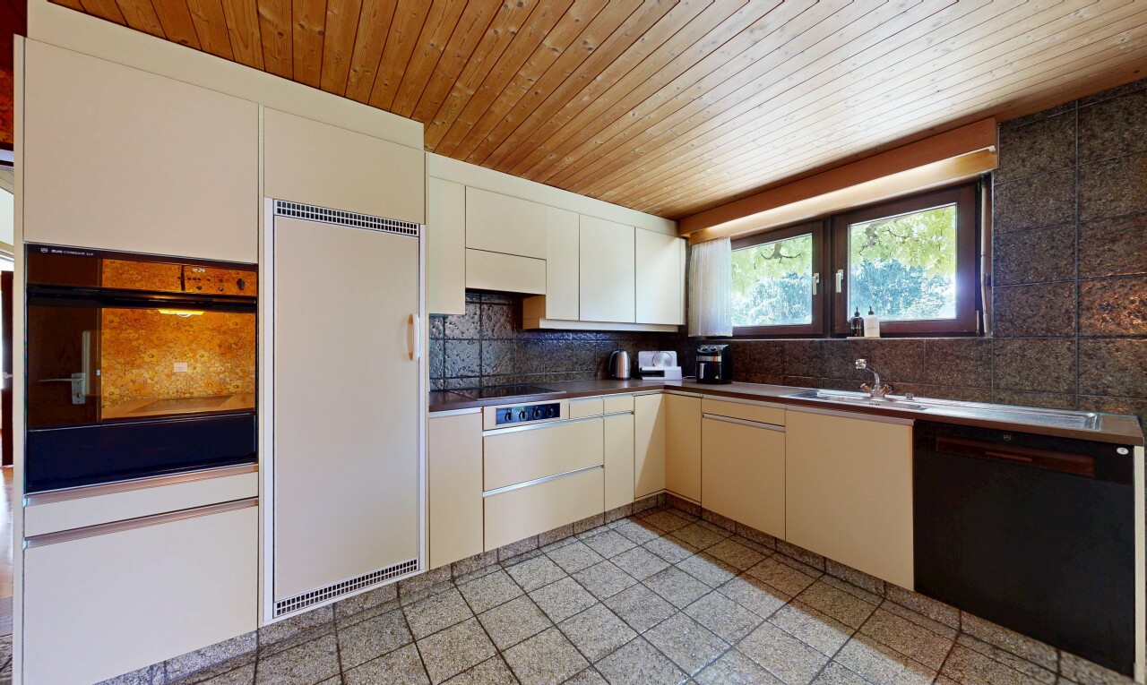 küche mit kühlschrank, inside property, light floor, küchenrückwand beim herd, und küchenrückwand beim Herd