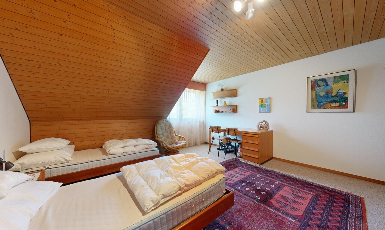 zimmer / schlafzimmer mit holzdecke, wood ceiling, zusätzliches zimmer, dachschräge, und vaulted ceiling
