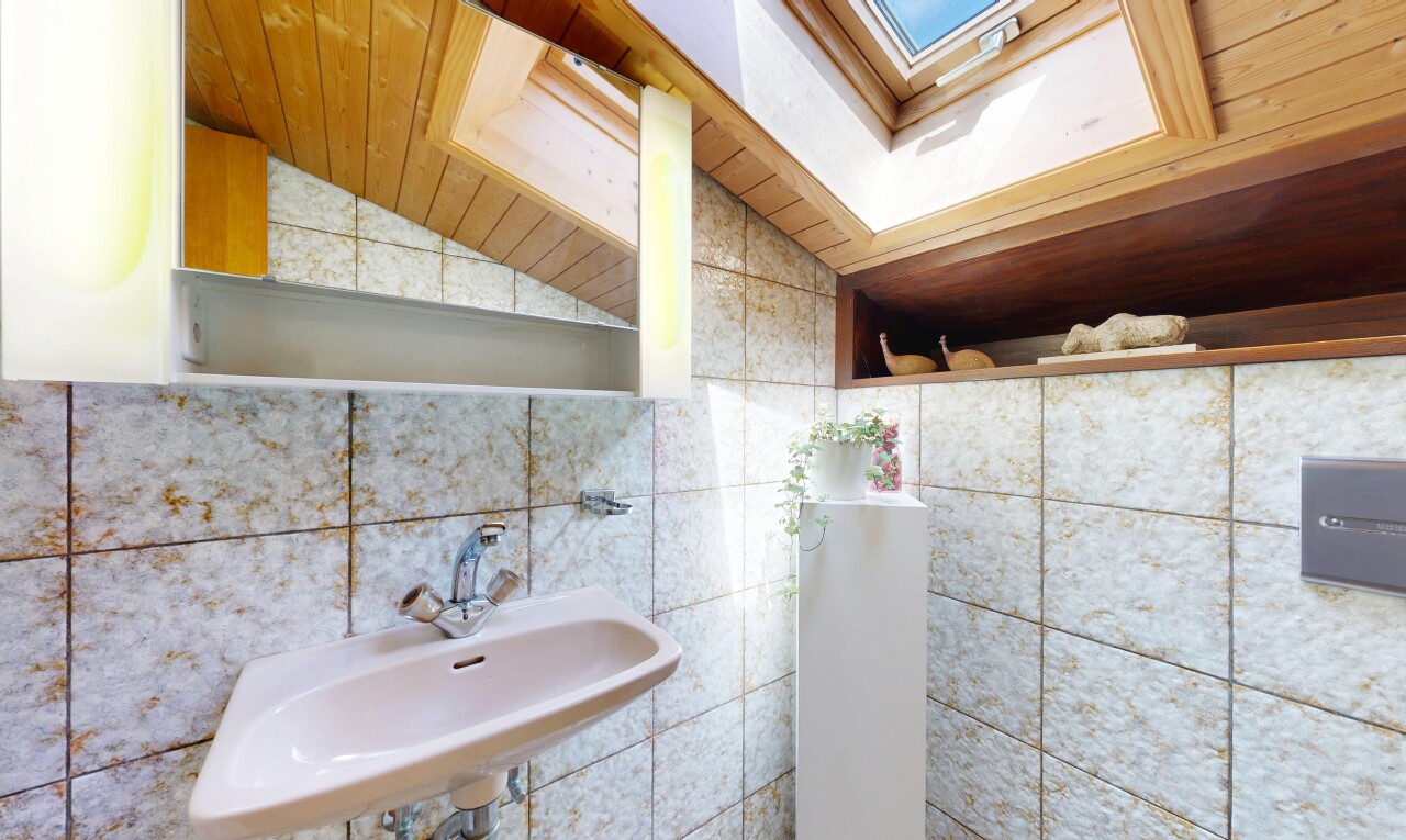 bad mit inside property, dachschräge, vaulted ceiling, waschbecken, und holzdecke