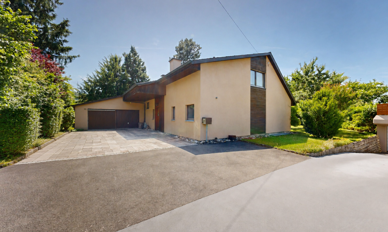 außenansicht mit stuckverkleidung, auffahrt, day time, property visible, und garage angeschlossen