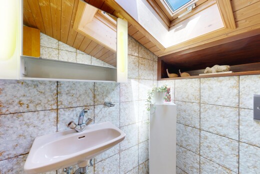 bad mit inside property, dachschräge, vaulted ceiling, waschbecken, und holzdecke