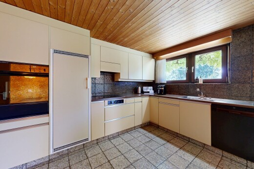küche mit kühlschrank, inside property, light floor, küchenrückwand beim herd, und küchenrückwand beim Herd