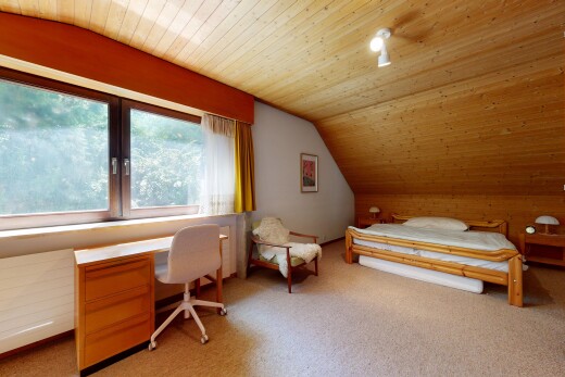 zimmer / schlafzimmer mit dachschräge, vaulted ceiling, holzdecke, wood ceiling, und teppich