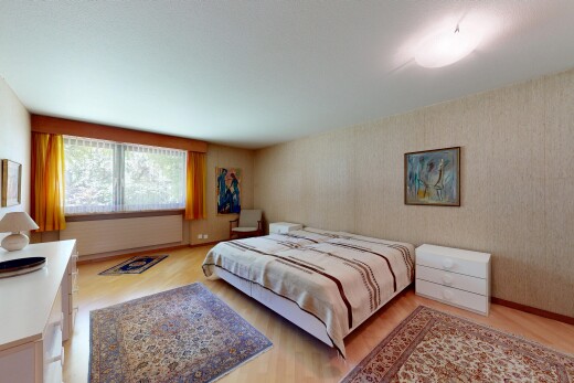 zimmer / schlafzimmer mit holzfußboden, wood finish floor, inside property, light floor, und natürliches licht