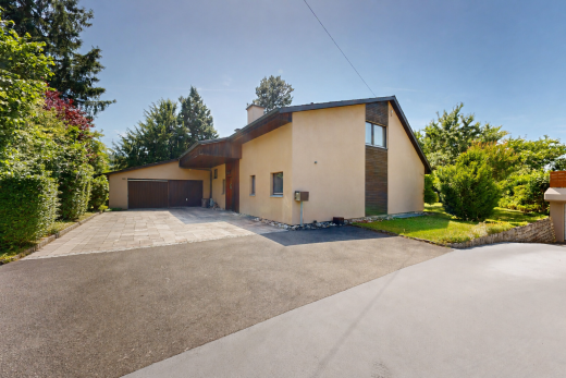outdoor house featuring stucco siding, driveway, and an attached garage