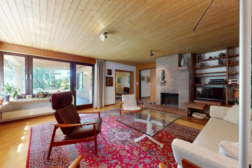 wohnzimmer mit holzdecke, wood ceiling, inside property, natürliches licht, und natural light