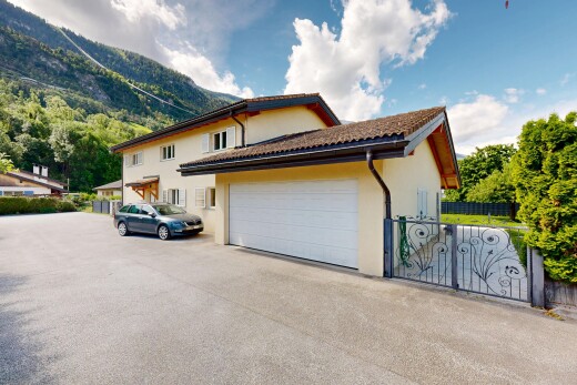 terrasse avec garage attaché, day time, property visible, portail, et clôture