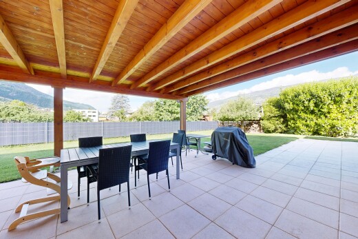 terrasse mit from property, terrasse, essbereich im freien, zaun, und day time