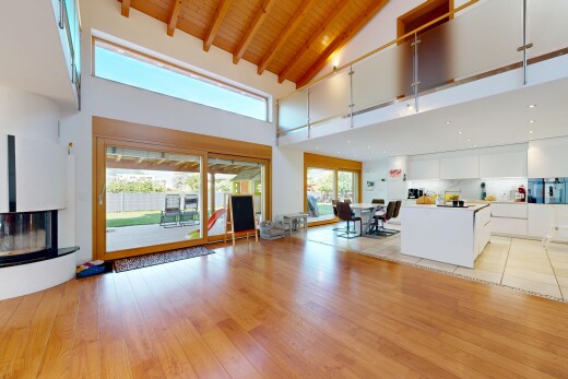 wohnzimmer mit kamin, light floor, holzdecke, wood ceiling, und inside property