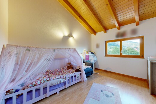 chambre avec sol en finition bois, wood finish floor, inside property, plafond en bois, et wood ceiling