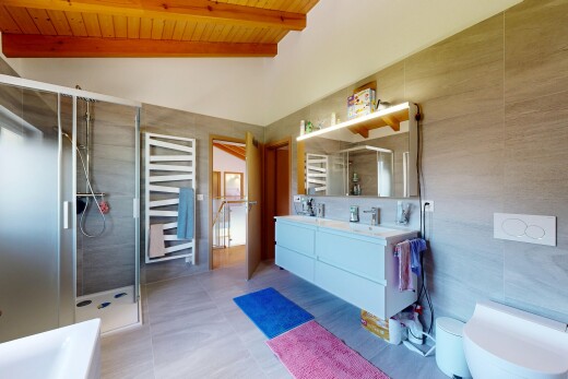 bad mit doppelwaschtisch, komplettes badezimmer, dusche, handtuchwärmer, und tile wall