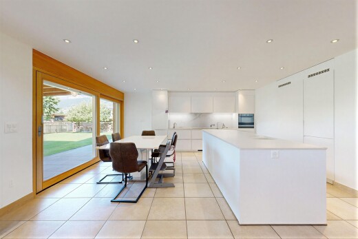 cuisine avec cloison sèche, drywall, armoires blanches, white cabinets, et plinthes murales