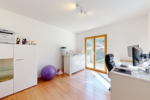 büro mit bürobereich, inside property, wood finish floor, holzfußboden, und light floor