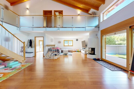 salon avec inside property, plafond voûté, vaulted ceiling, escaliers, et plafond à poutres