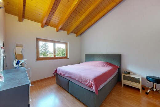 chambre avec wood ceiling, plafond en bois, inside property, drywall, et cloison sèche