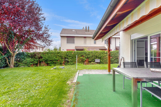 garten mit rasen, day time, terrasse, markise, und zaun