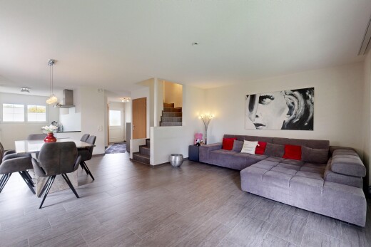 wohn- / esszimmer mit treppen, natürliches licht, natural light, inside property, und gipskartonwand