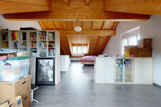 zimmer / schlafzimmer mit balkendecke, beamed ceiling, dachschräge, vaulted ceiling, und holzdecke