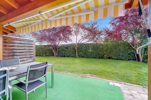 garten mit from property, terrasse, rasen, markise, und essbereich im freien